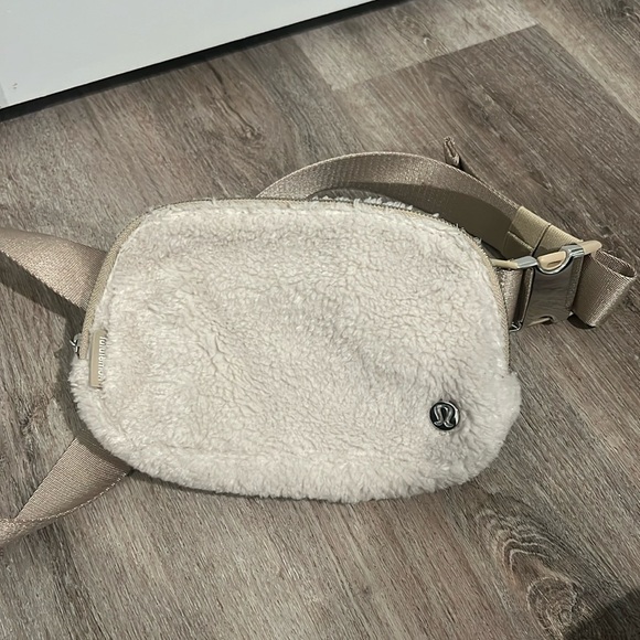LULULEMON EVERYWHERE FLEECE BELT BAG - Picture 1 of 2